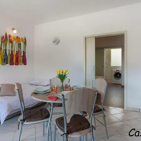 Laurea & Casia アパート プーラ