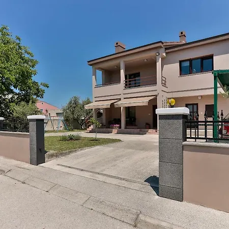 Laurea & Casia Apartment Pula